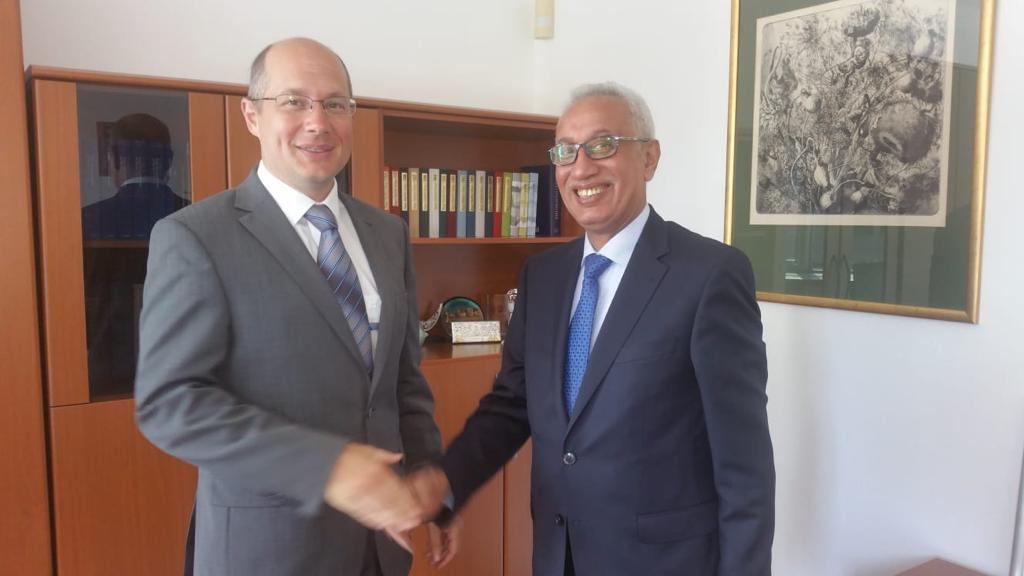 ناجي يلتقي رئيس دائرة الشرق الأوسط وشمال افريقيا بوزارة الخارجية المجرية