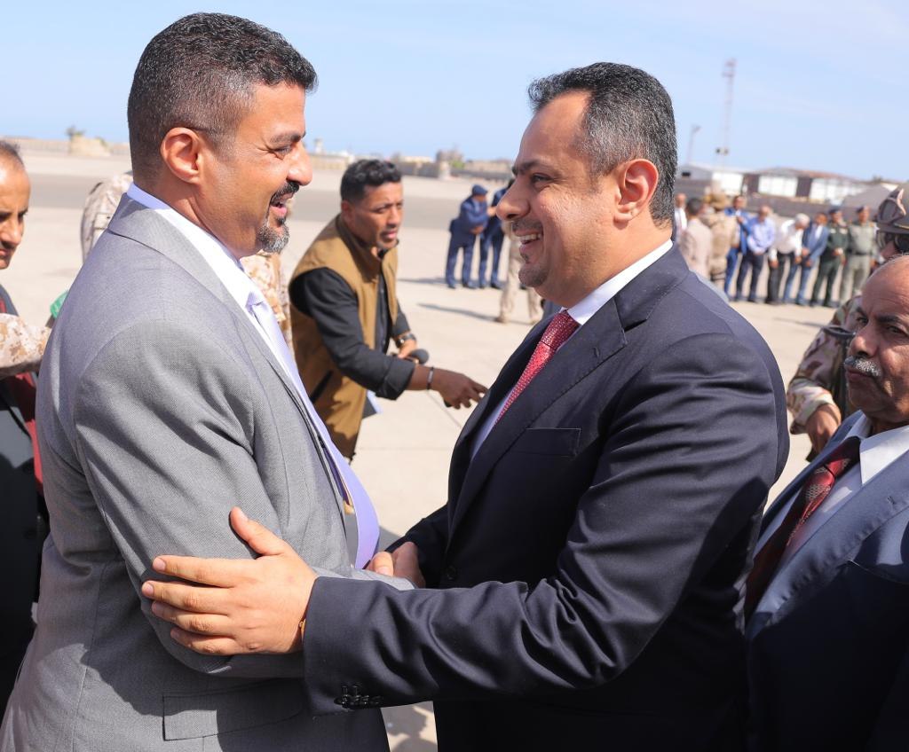 رئيس الوزراء يعود الى العاصمة المؤقتة عدن