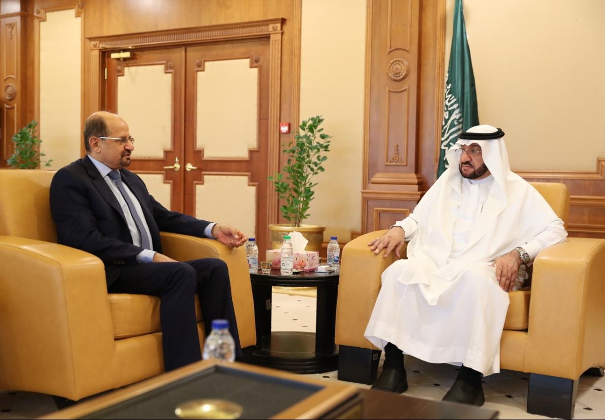 السفير الزنداني يبحث مع مدير جامعة طيبة السعودية التعاون الثنائي