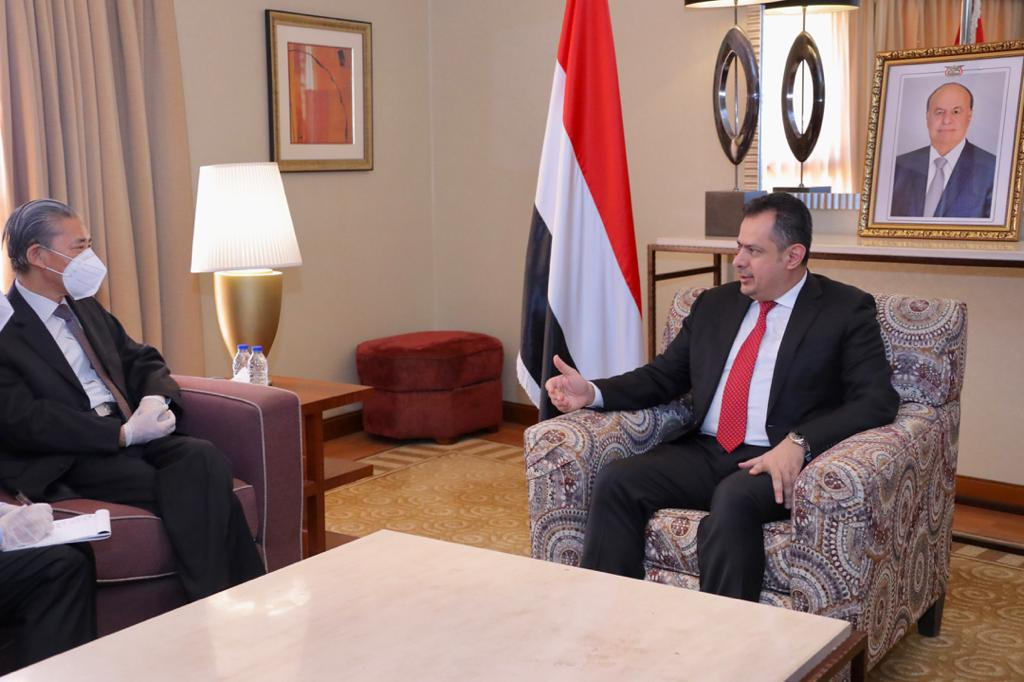 رئيس الوزراء يلتقي السفير الصيني ويُشيد بدعم بلاده الثابت للشرعية اليمنية