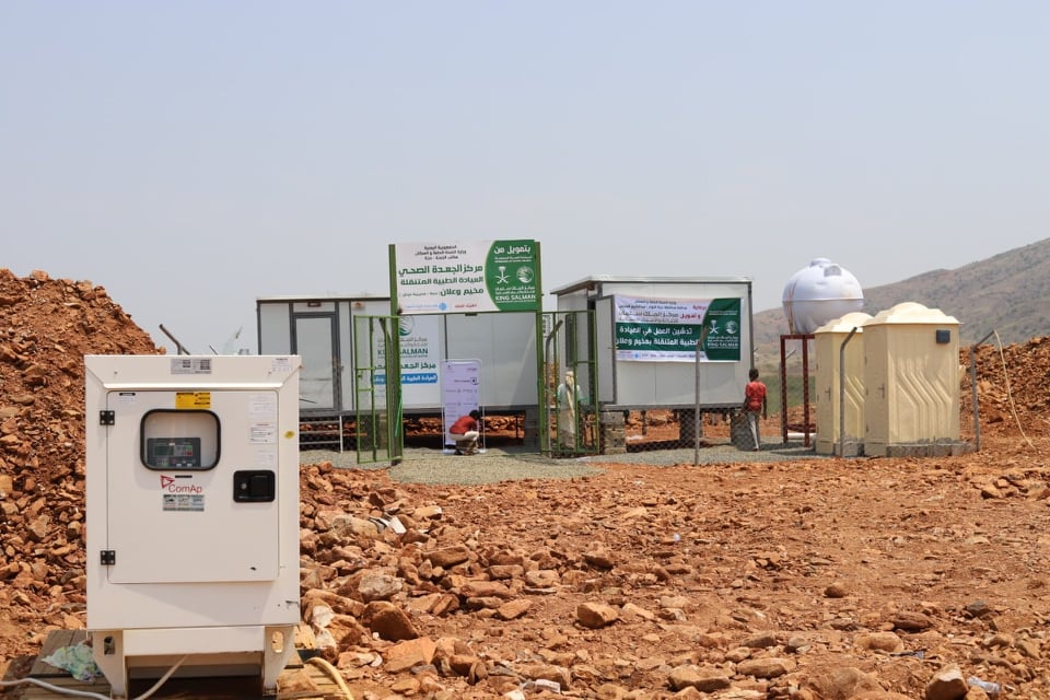 محافظ حجة يدشن العمل في العيادة الصحية المتنقلة في مخيم “وعلان” بحرض