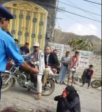 صورة تهز اليمنيين.. امرأة خضبت وجهها بدم زوج قتله مرافق قيادي للمليشيا بحجة