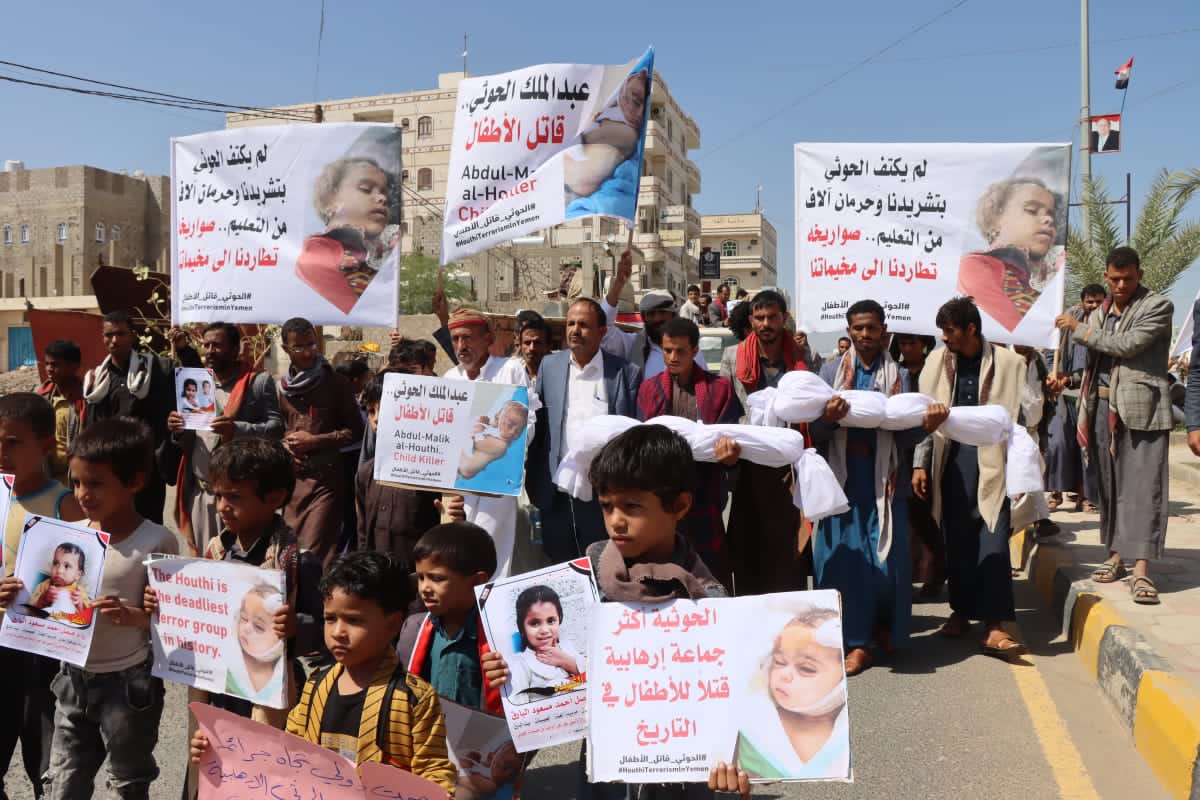 مأرب.. تشييع جثامين ثلاثة أطفال من ضحايا قصف مليشيا الحوثي لحي الروضة