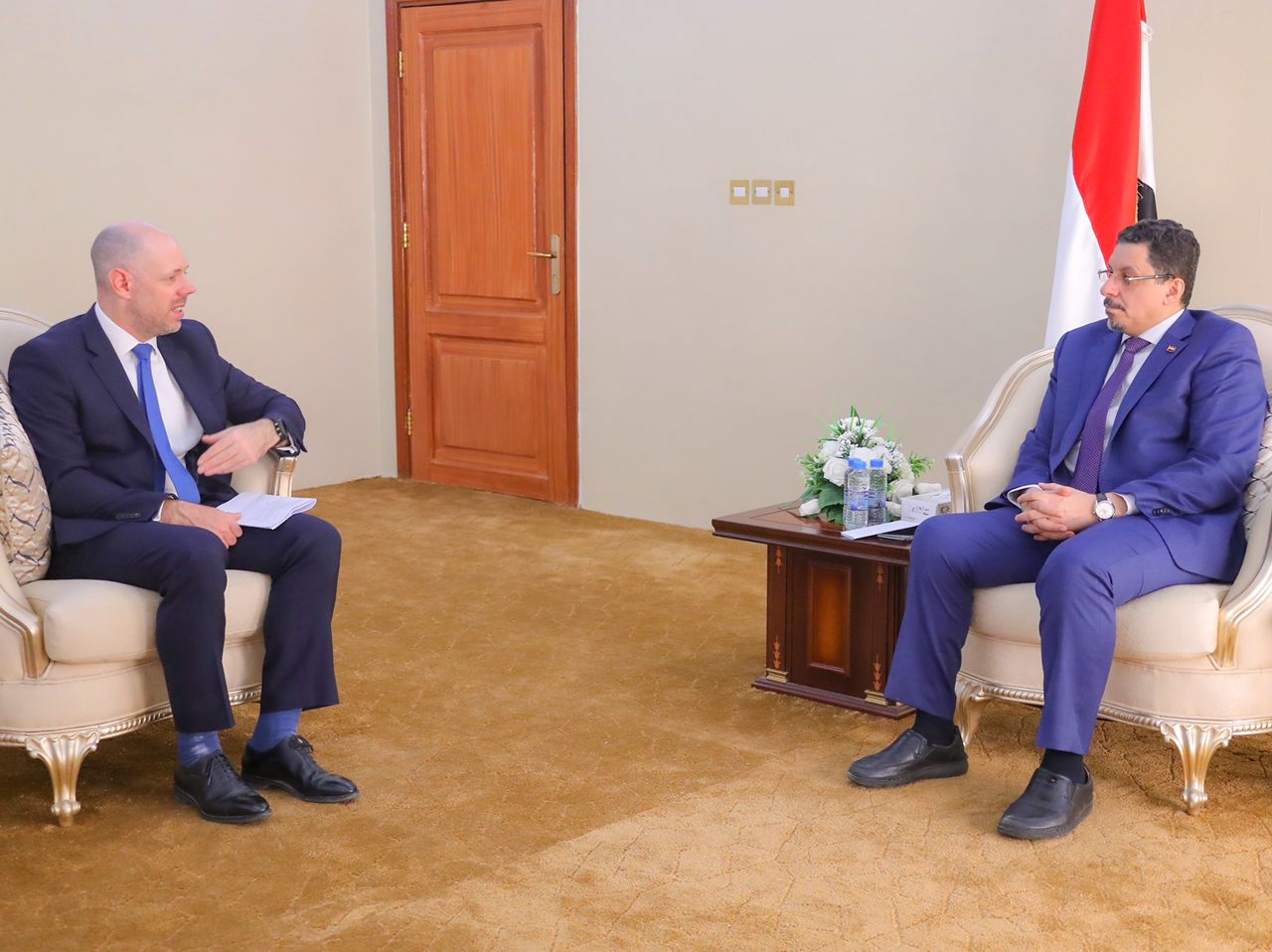 وزير الخارجية يناقش مع السفير البريطاني التطورات الجارية والتصعيد الحوثي في المنطقة