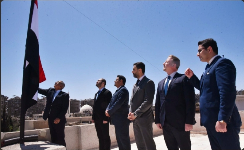 رفع العلم في سارية السفارة اليمنية في دمشق ايذانا بإعادة افتتاحها ومزاولة مهامها