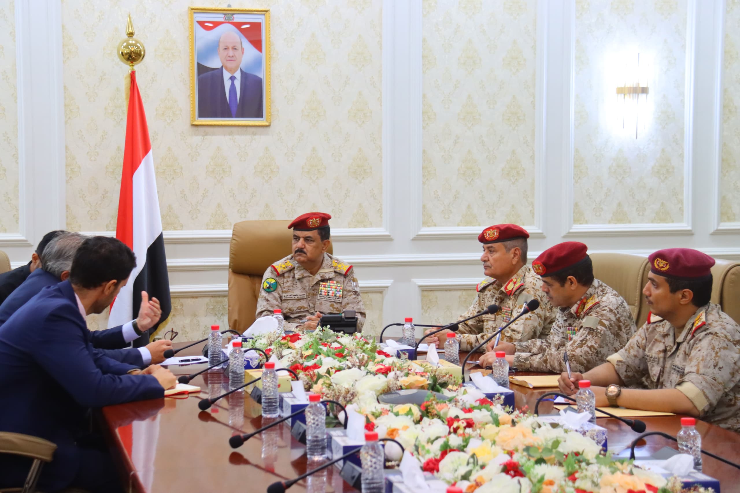 وزير الدفاع يلتقي في عدن سفير الإتحاد الأوروبي الجديد