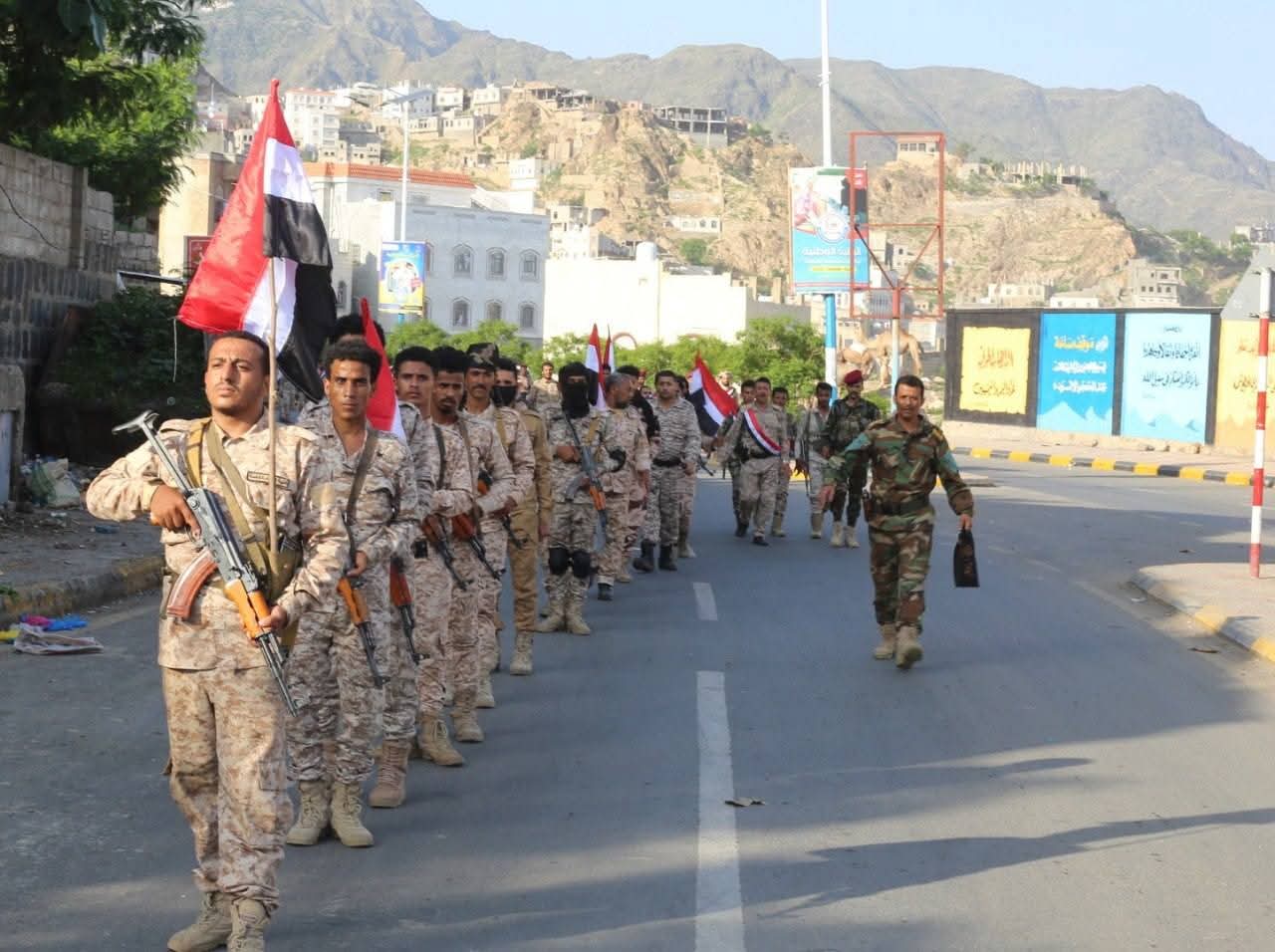 اللواء 145 مشاة ينفذ طابور مسير احتفاءً بأعياد الثورة
