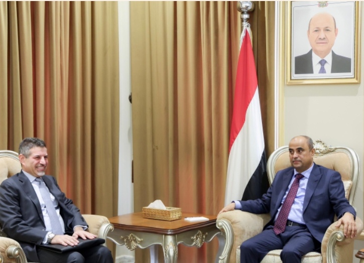 رئيس الوزراء يستعرض مع السفير الأمريكي العلاقات الثنائية وجهود دعم الحكومة للقيام بواجباتها