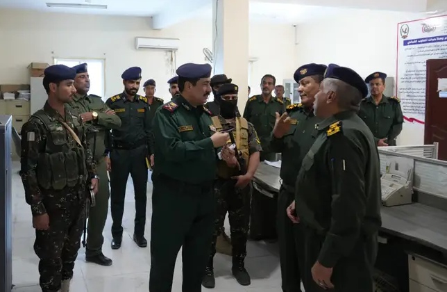 وزير الداخلية يشيد بجهود الأجهزة الأمنية بساحل حضرموت ويدشن نظام الاتصالات للقيادة والسيطرة