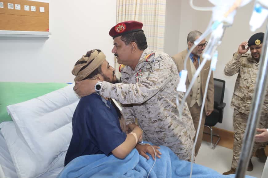 وزير الدفاع يزور العميد رزيق للاطمئنان على صحته ويشيد بأدواره البطولية
