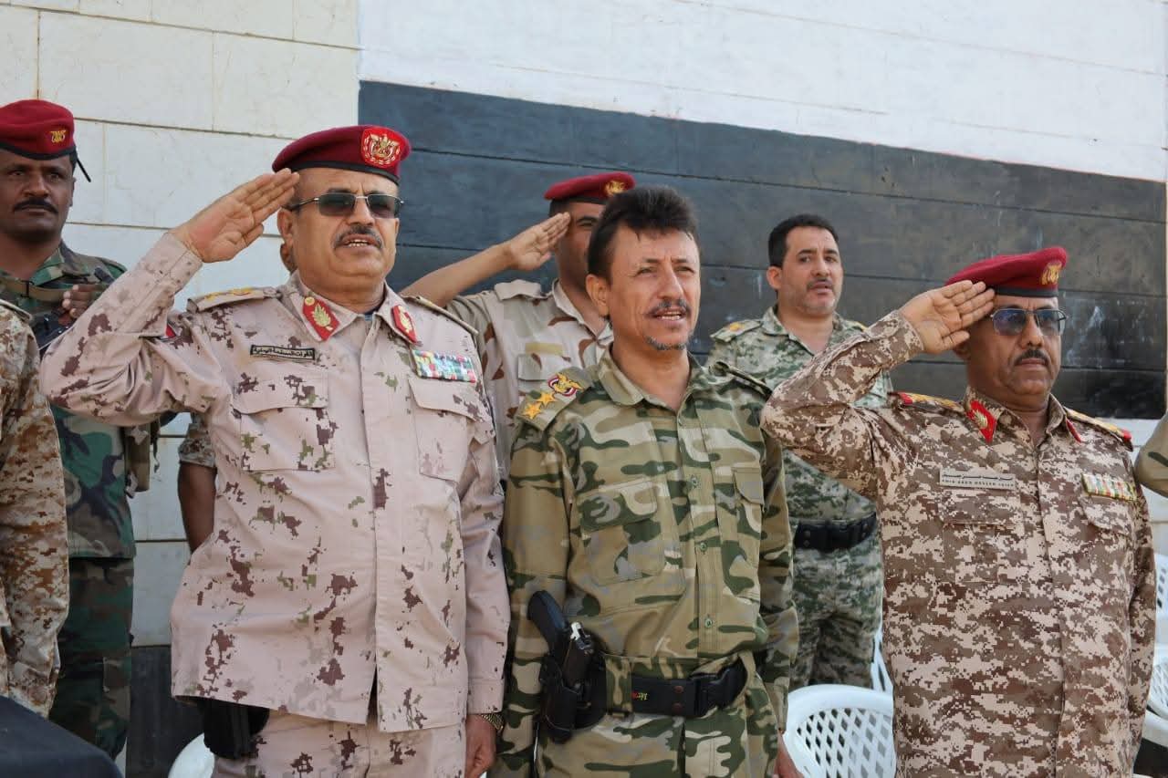 رئيس أركان محور تعز يشهد اختتام دورة المهارات القتالية في اللواء 145 مشاة