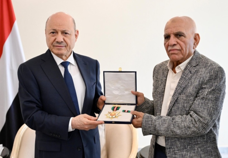 رئيس مجلس القيادة يمنح الشهيدة افتهان المشهري وسام الواجب تقديراً لتضحياتها في الخدمة العامة