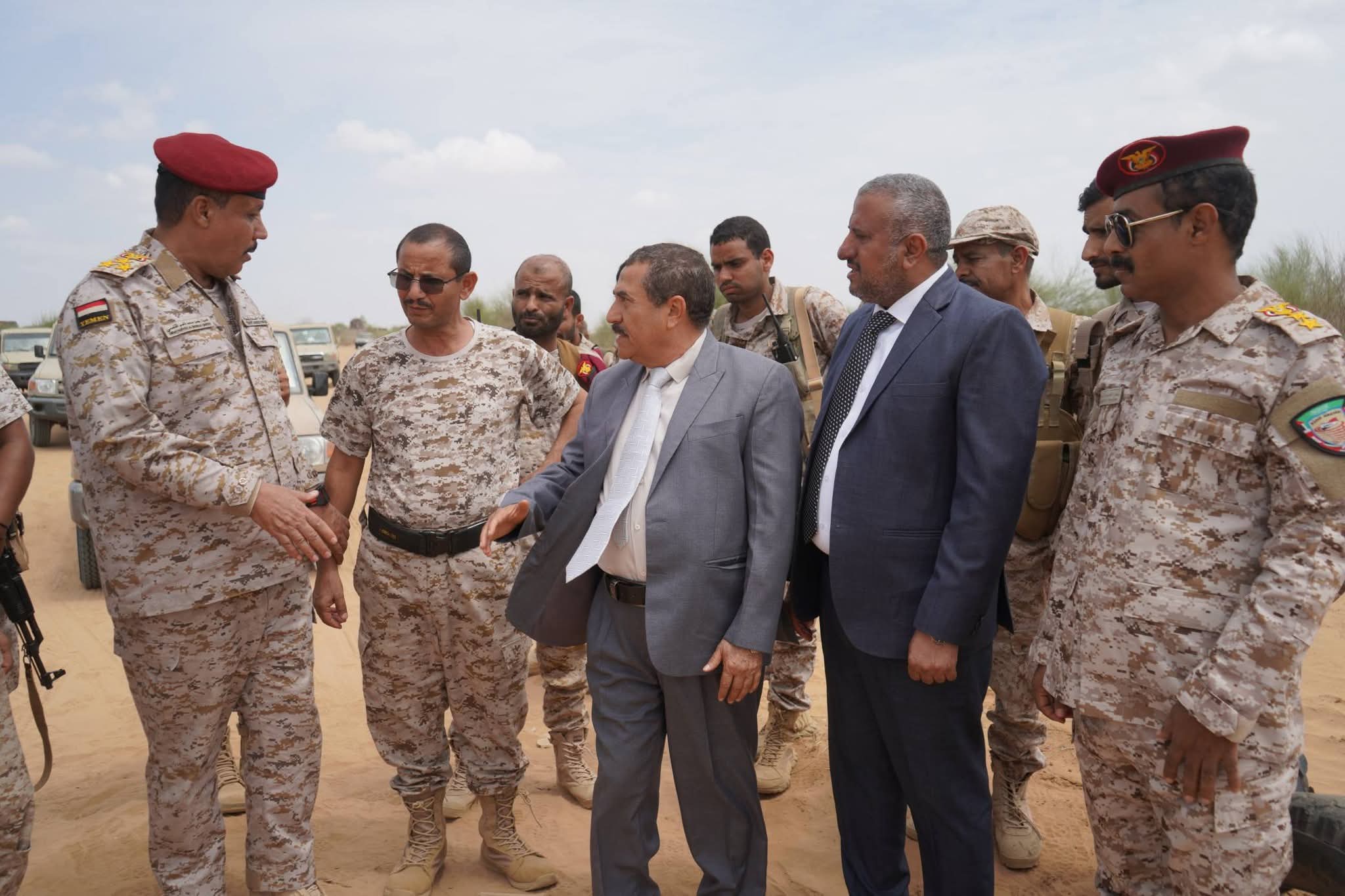 محافظ حجة ورئيس أركان المنطقة الخامسة يشاركان المقاتلين أفراح العيد في خطوط الأمامية