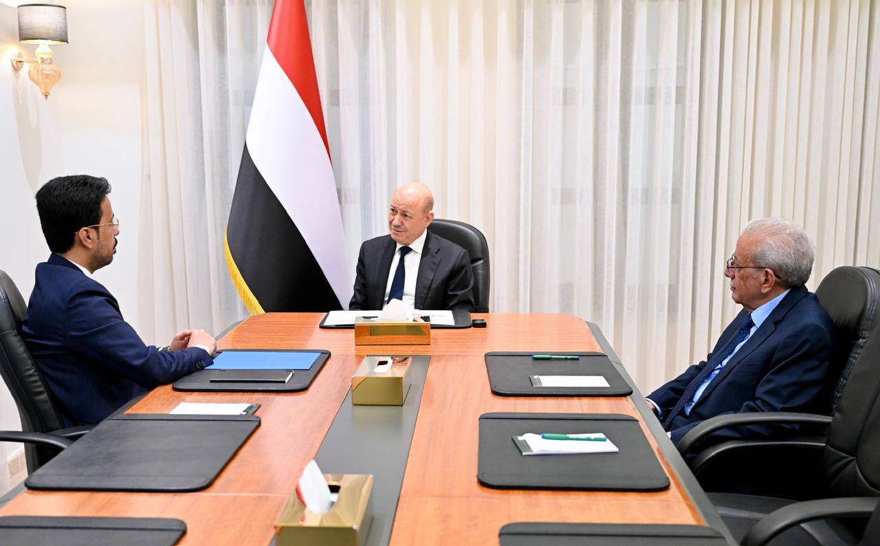 رئيس مجلس القيادة يؤكد اهمية نقل العلاقة بين المكونات والقوى الوطنية من التنافس إلى الشراكة