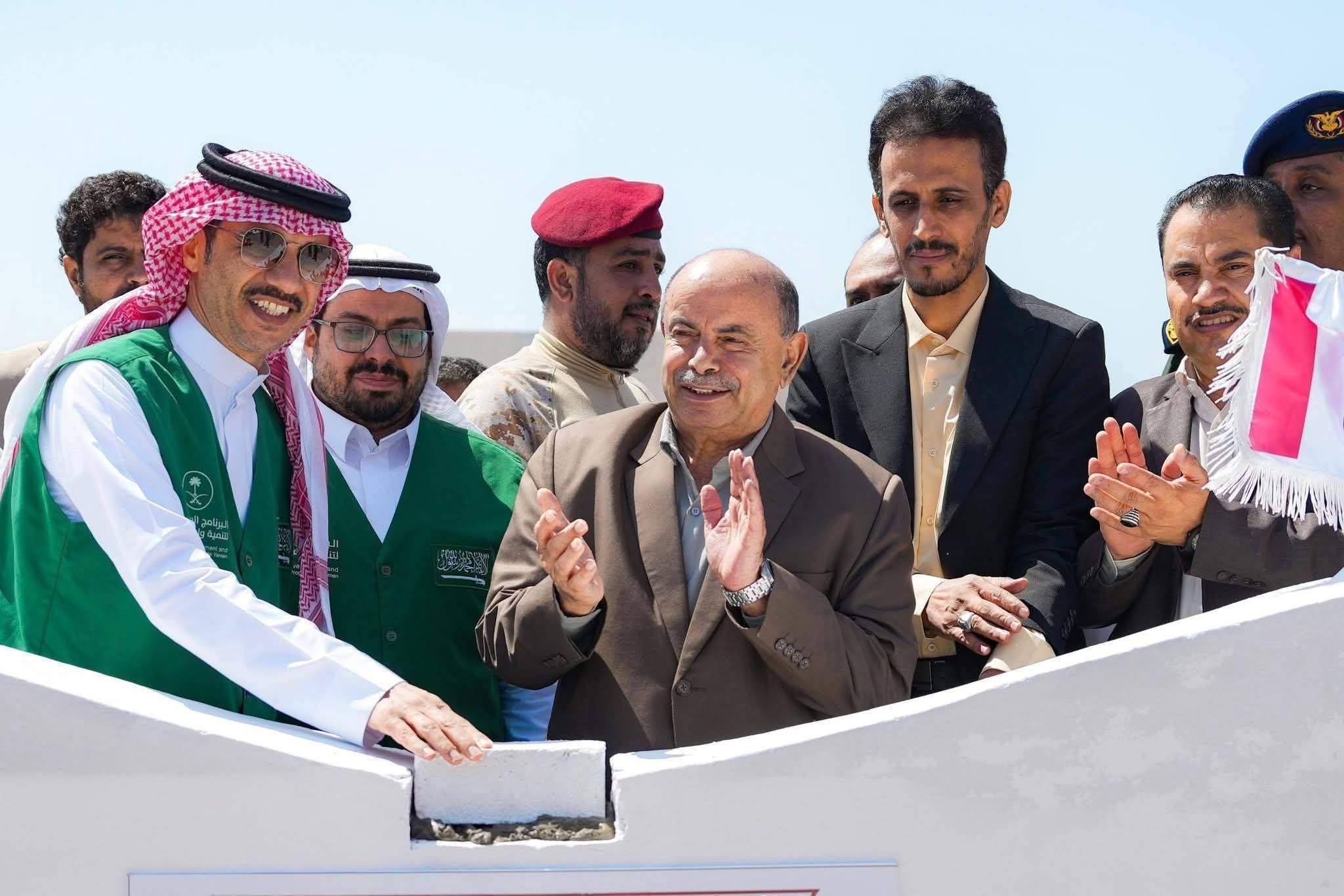 الخنبشي يضع حجر الأساس لمشروع محطات توليد الكهرباء الإسعافية بقدرة 100 ميجاوات