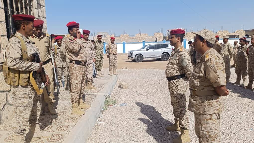 قائد محور الغيضة يطلع على جاهزية لواء الشرطة العسكرية ويشيد بمستوى الأداء