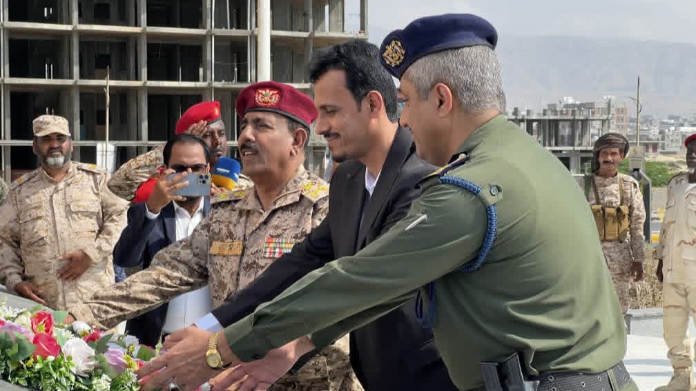 حضرموت.. وضع إكليل من الورود على ضريح الجندي المجهول