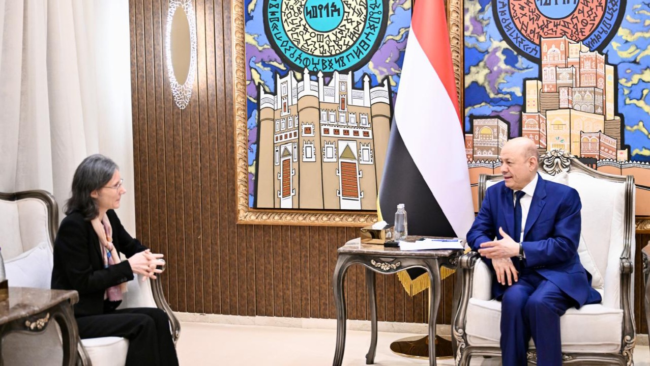 رئيس مجلس القيادة يحذر من مخاطر استمرار النظام الإيراني بالاستثمار في المليشيات الإرهابية