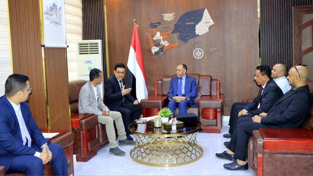 وزارة الصناعة والبنك المركزي يناقشان سبل تعزيز الرقابة وحماية الاقتصاد الوطني