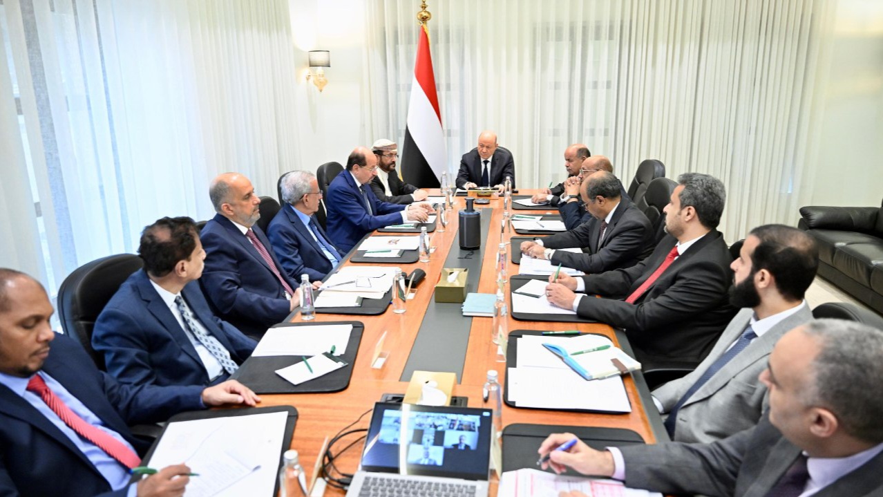 رئيس مجلس القيادة يعقد اجتماعا مصغرا للحكومة والسلطات المحلية