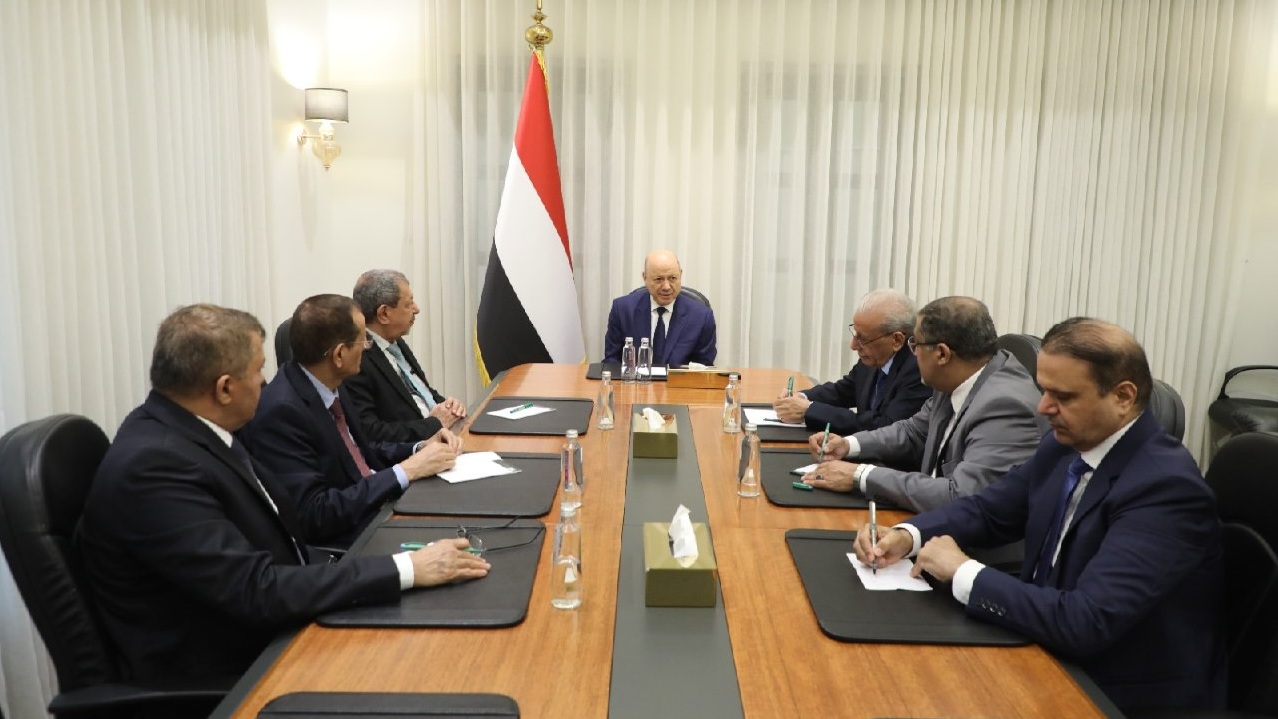 رئيس مجلس القيادة يشيد بالتكامل البناء بين سلطات انفاذ القانون لردع المخططات الارهابية