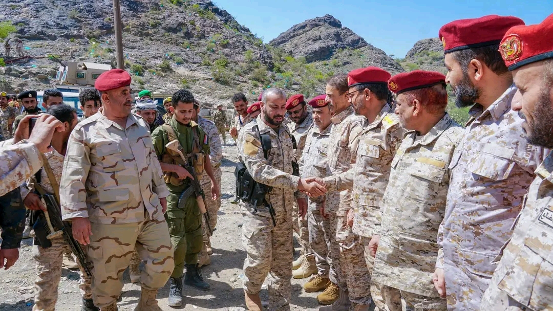 محافظ الضالع اللواء أحمد القبّة يترأس اجتماعاً عسكرياً لقادة الألوية في جبهة مريس