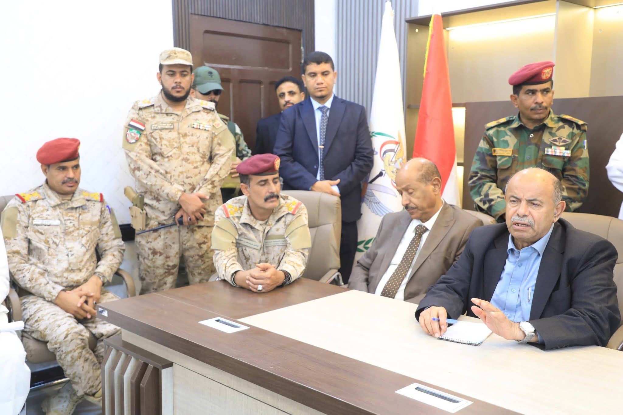 الخنبشي يرأس اجتماعاً عسكرياً وأمنياً مشتركاً ويشهد استعراضاً لقوات المنطقة الأولى ودرع الوطن