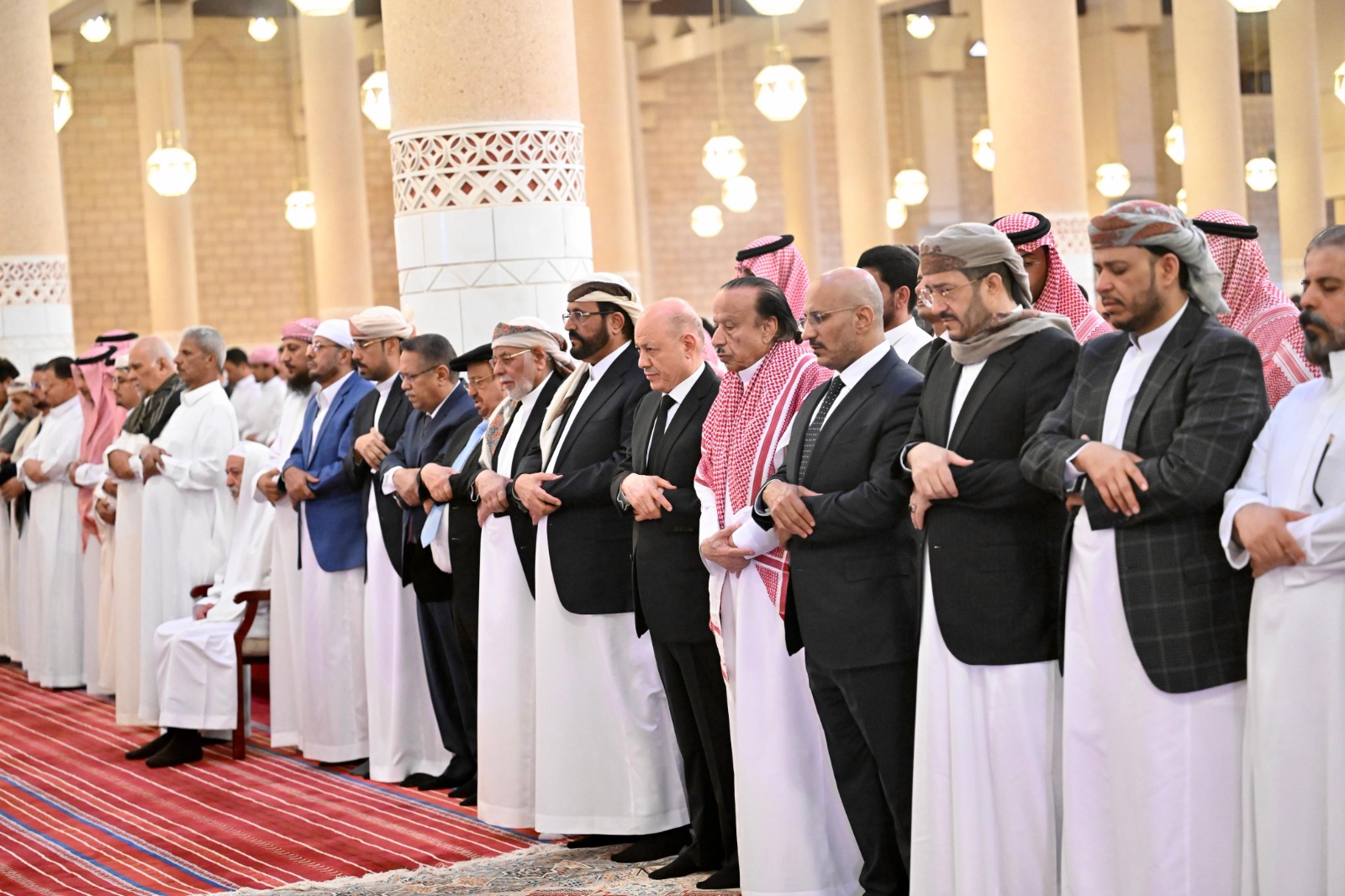 رئيس مجلس القيادة وعدد من اعضاء المجلس يتقدمون جموع المصلين والمشيعين لجثمان فقيد اليمن الكبير الرئيس السابق عبدربه منصور هادي