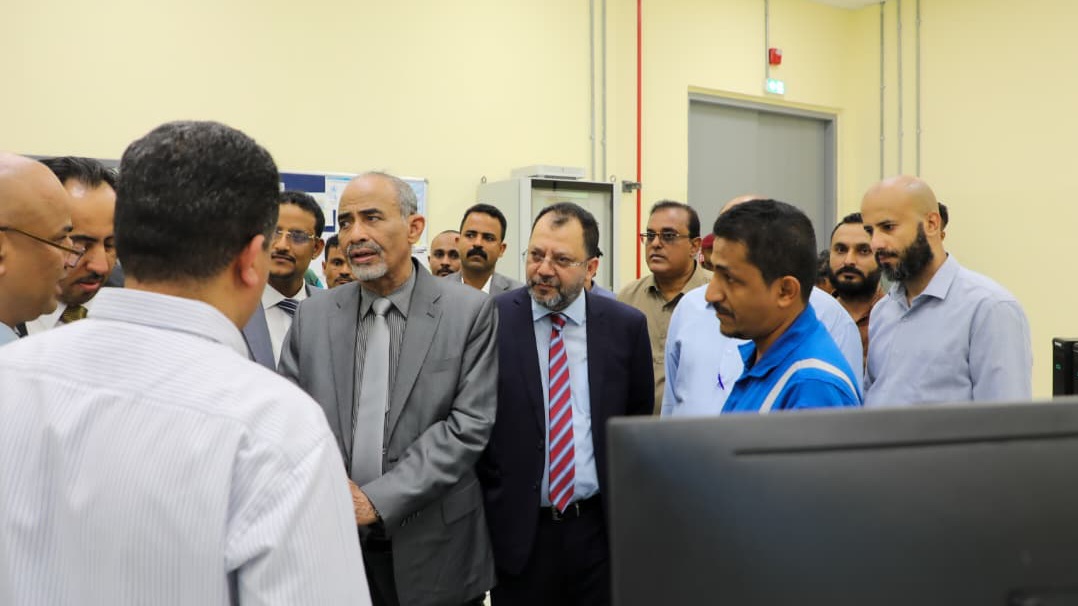 عضو مجلس القيادة الصبيحي يؤكد أهمية مضاعفة الجهود لتحسين خدمة الكهرباء