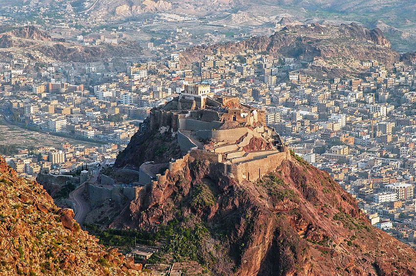 شرطة تعز تعلن ضبط 94% من الجرائم وإنجاز أكثر من 320 ألف معاملة خدمية خلال النصف الأول من 2026