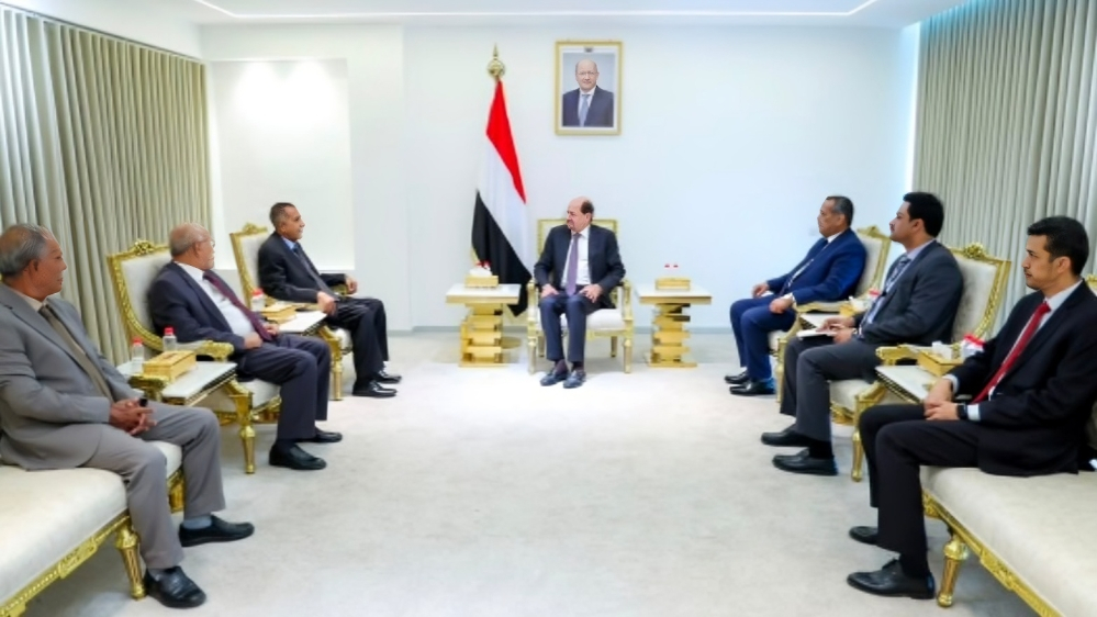 رئيس الوزراء وزير الخارجية يلتقي في عدن رئيس وأعضاء اللجنة العليا للمناقصات والمزايدات