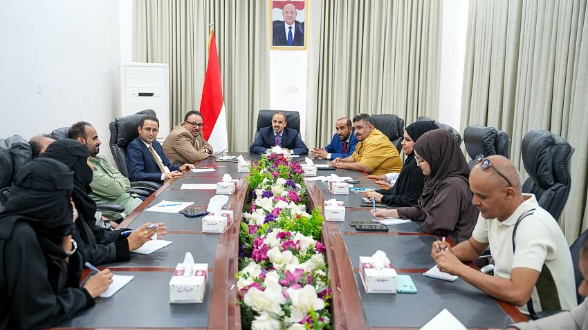 الإرياني يوجه وسائل الإعلام بتوعية المجتمع بخطورة محاولات الحوثيين رهن اليمن لمصالح إيران