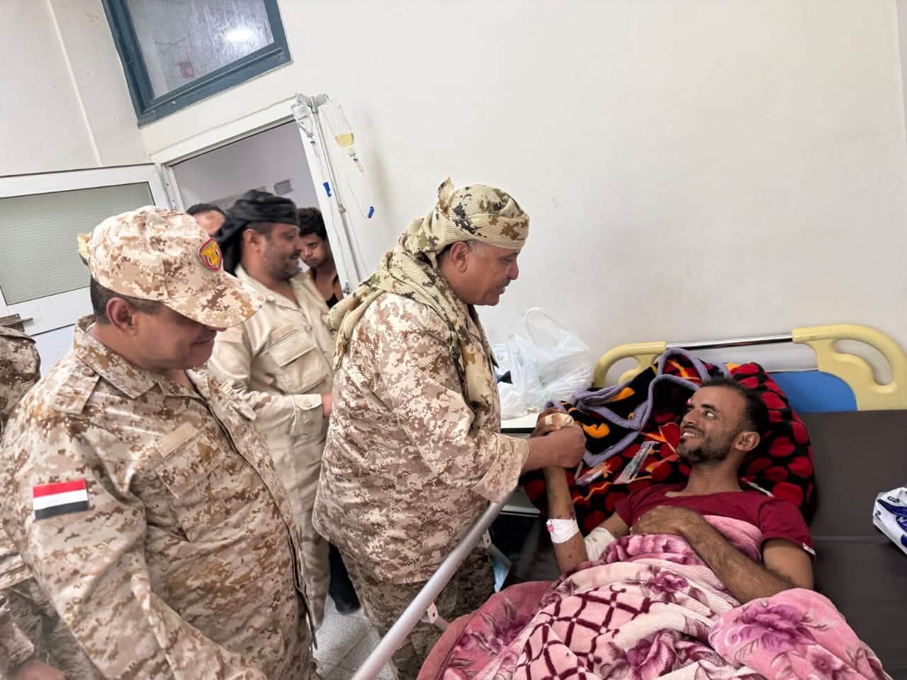 قائد محور تعز يتفقد جرحى القوات المسلحة والمقاومة